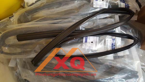 Gioăng chạy kính cửa trước/sau; trái/ phải  Grand i10 xe 4 cửa và 5 cửa. Hàng chính hãng. Mã 83541B4400, 83541B4000,83531B4400,,83531B4000,82540B400,82530B4000
